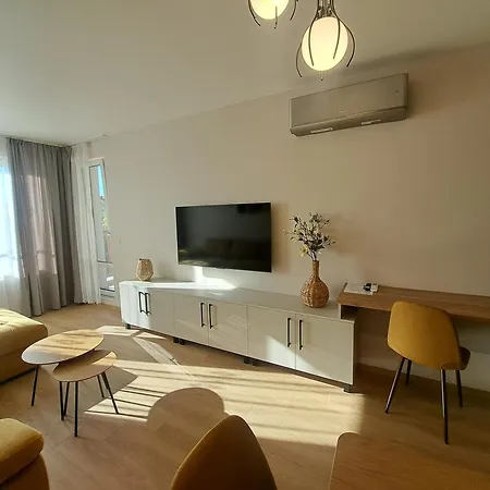 Elegant 1-bedroom In St St Constantine And Helena, Free Parking شقة *