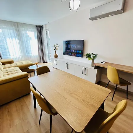 Elegant 1-bedroom In St St Constantine And Helena, Free Parking Appartamento