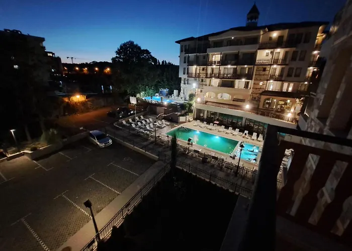 Elegant 1-bedroom In St St Constantine And Helena, Free Parking Appartamento