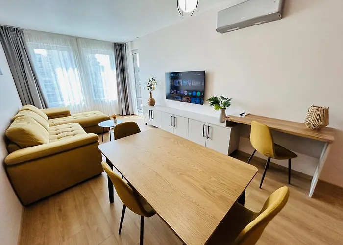 Elegant 1-bedroom In St St Constantine And Helena, Free Parking Appartamento