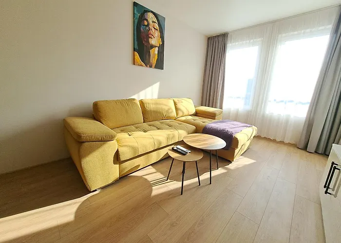 Elegant 1-bedroom In St St Constantine And Helena, Free Parking דירה